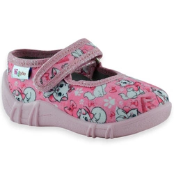 Różowe kapcie na rzep do żłobka dla dziewczynki z kotkiem Wojtyłko Ada Kotki